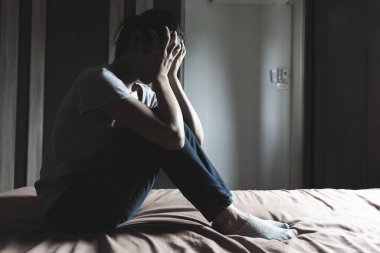 Ağır depresyon ya da aile içi şiddeti vurgulayan kadın.