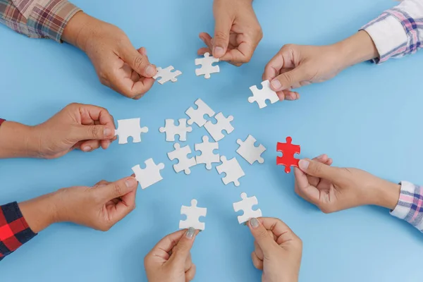 Collegare Mano Parti Puzzle Con Soluzione Problema Parola Simbolo Associazione — Foto Stock