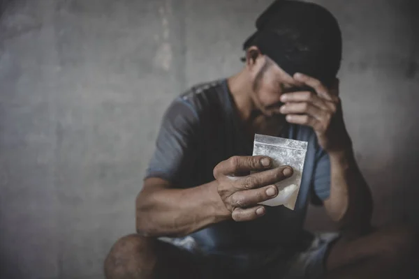 Missbrukarbegreppet Man Sitter Och Bär Sin Heroinpåse Självdestruktiv Depression Narkotikamissbruk — Stockfoto