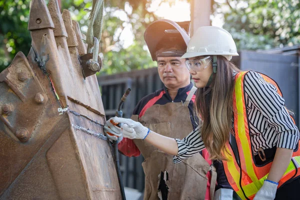 Asiático Engenheiro Feminino Verifica Trabalhadores Soldas — Fotografia de Stock