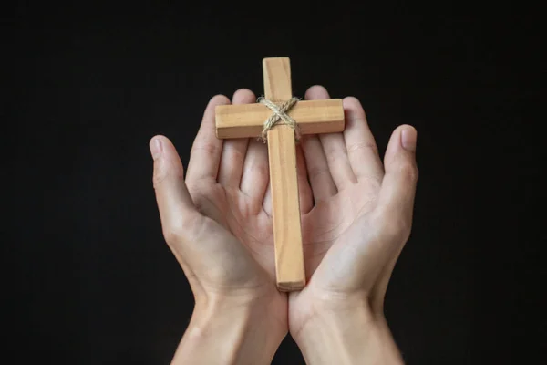 Menschliche Hände Die Ein Heiliges Kreuz Halten Und Den Segen — Stockfoto
