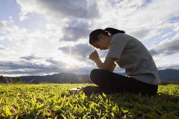 Mujer Orando Por Gracias Dios Orando Con Sus Manos Juntas — Foto de Stock