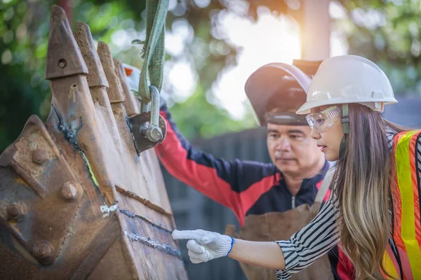 Retrato Belo Engenheiro Asiático Segurando Uma Chave Fundo Recipiente Conceito — Fotografia de Stock