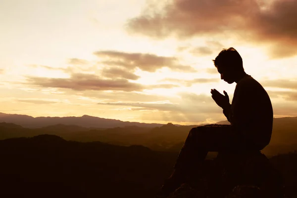 Silhouette Man Praying God Mountain Praying Hands Pay Respect — Fotografie, imagine de stoc