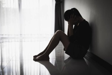 Depresyonda olan genç bir kadın, aile içi şiddet ve tecavüz. Şiddeti, insan ticaretini, kadınlara karşı şiddeti durdurmayı bırakın. İnsan bir ürün değildir. Kadın istismarını, insan hakları ihlallerini durdurun.