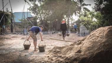 Fakir çocuklar 10 Aralık 'ta inşaat, şiddet, çocuk ve kaçakçılık, çocuk işçi karşıtı, Haklar Günü' nde çalışmaya zorlanıyorlar..