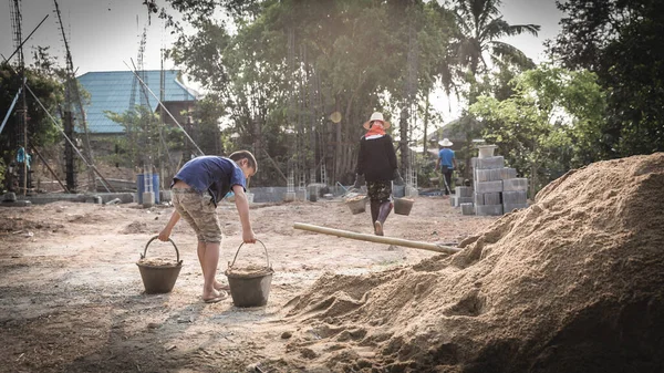 Fakir çocuklar 10 Aralık 'ta inşaat, şiddet, çocuk ve kaçakçılık, çocuk işçi karşıtı, Haklar Günü' nde çalışmaya zorlanıyorlar..