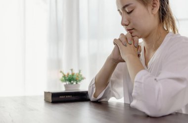 Hristiyan dini için dua ederken kadının eli, sıradan bir kadın haçla dua ediyor, din kavramı..