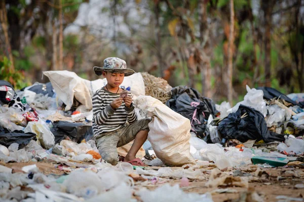 Los Niños Son Basura Para Seguir Vendiendo Debido Pobreza Día — Foto de Stock