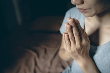 Gün doğumunda Tanrı 'ya inanan ve dine inanan bir kadın. Namaste veya Namaskar el hareketi, saygı göster, dua et.
