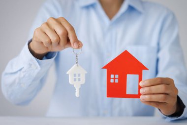 Ev modelini tutan eller. Konut kredisi planı ve konut vergisi tasarruf stratejisi, mortgage, yatırım, gayrimenkul ve emlak kavramı 