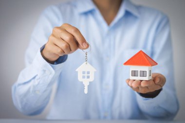 Yatırımcılar ev tutarlar. Gayrimenkul, emlak yatırımı ve konut kredisi kavramı.