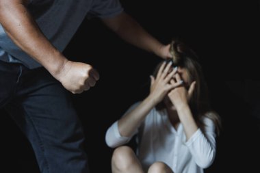 Ev içi şiddet kavramı, bir kadın üzgün oturan ve ağlamak doymamış grunge görüntü.