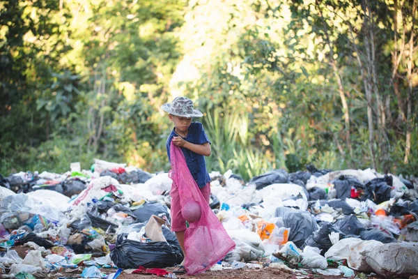 Concepto Pobreza Los Niños Pobres Recogen Basura Para Venta Debido — Foto de Stock