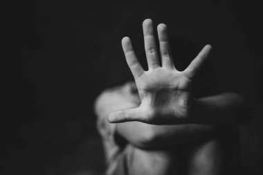  Kadınların el işaretleri şiddet, İnsan Hakları Günü konsepti, insan kaçakçılığı, kadın şiddeti ve istismar konsepti, cinsel ve tecavüz.