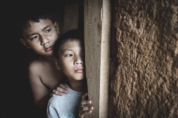 Dos Pobres Niños Secretamente Lado Puerta Sus Ojos Estaban Tristes — Foto de Stock