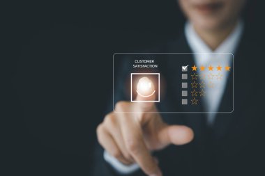Müşteri Hizmetleri Değerlendirme Konsepti. İş adamının eli kullanıcı deneyimi veya müşteri memnuniyeti araştırması için anket, anket veya anket ikonuna dokunuyor.