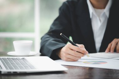 ofiste grafikler üzerinde çalışan işadamları, İşletme muhasebesi