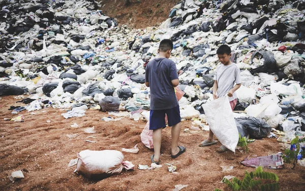 儿童步行去寻找供出售的垃圾 并在垃圾填埋场中回收利用 穷人的生活和生活方式 童工和贩运人口的概念 — 图库照片