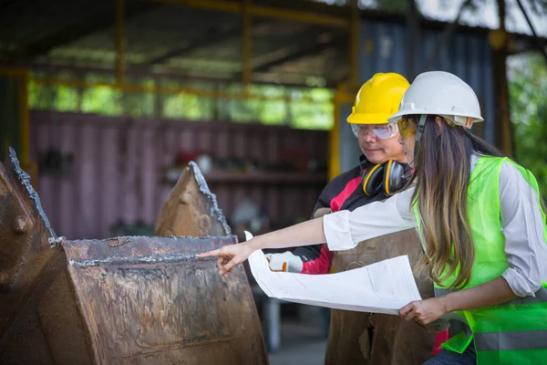 Asiático Engenheiro Feminino Verifica Trabalhadores Soldas — Fotografia de Stock