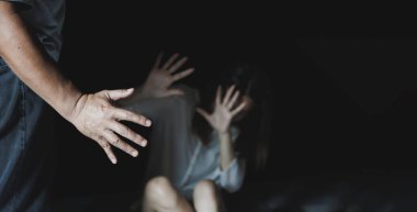 Aile içi şiddet ve şiddet mağduru bir kadın. Cinsel taciz ve tecavüz. İnsan hakları