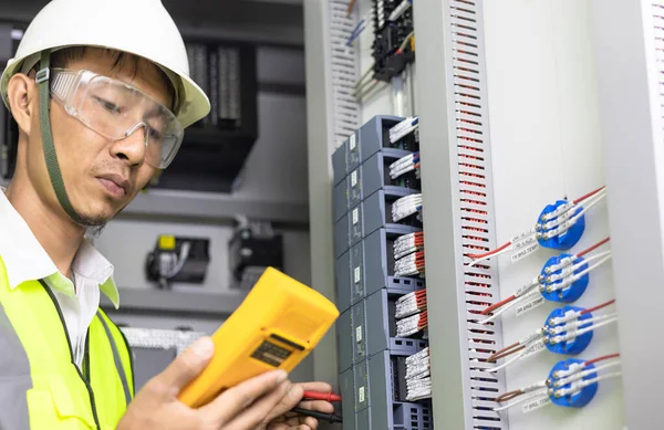 Electricista Trabalha Numa Central Eléctrica Caixa Terminais Eléctricos Painel Controle — Fotografia de Stock