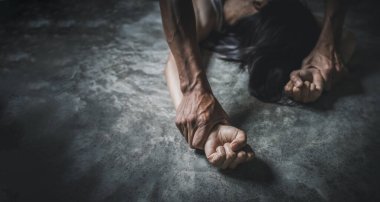 Tecavüz ve insan ticaretine karşı kadınları taciz eden ve istismar eden erkeklerin elleri