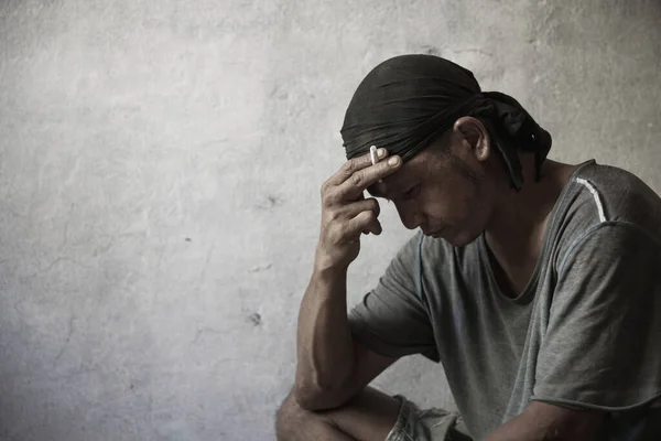 Män Som Visar Stress Och Ensamhet Hemlösa Man Narkoman Sitter — Stockfoto