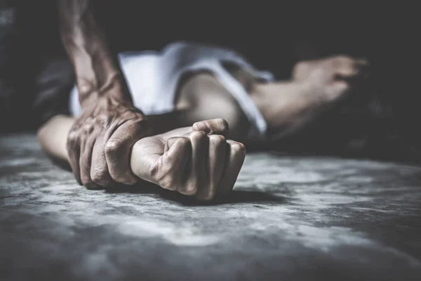 Чоловічі Руки Тримають Жінок Руки Зґвалтування Сексуального Насильства Протидії Торгівлі — стокове фото
