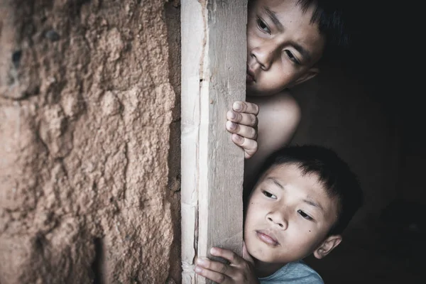 Primer Plano Pobre Niño Asomándose Desde Una Casa Ruinas Concepto — Foto de Stock