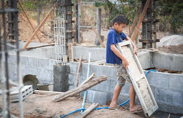 Nşaat Alanında Çalışan Yoksul Çocuklar Çocuk Işçiliğine Karşı Çalışan Çocuklar — Stok fotoğraf