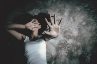 Kadın, kadınlara karşı caydırma, istismar, kampanya şiddeti durdurmak için elini kaldırdı. Cinsel taciz ve tecavüzü durdurun..