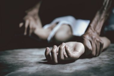 Tecavüz ve cinsel tacizden bir kadının elini tutan bir adam. Tecavüz ve cinsel istismar kavramı için eller. Cinsel taciz bir sorun veya sosyal konular konseptidir.