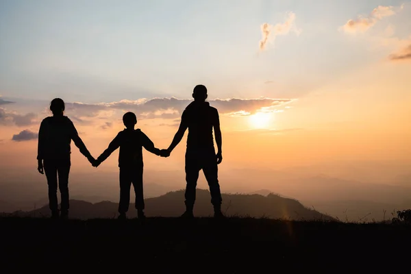 Glückliche Familie Silhouette Mutter Vater Und Kind Auf Den Bergen — Stockfoto
