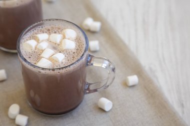 Ev yapımı sıcak çikolata, küçük şekerlemeli, düşük açılı. Metin için boşluk.
