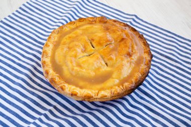 Taze ev yapımı Tuzlu Karamelli Elmalı Turta, yan görünüm.