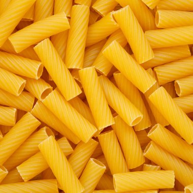 Kuru Rigatoni Makarnası, üst manzara. Dümdüz, tepeden, yukarıdan. 