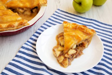 Taze ev yapımı tuzlu karamelli elmalı turta, düşük açılı..