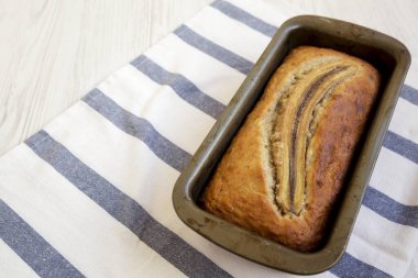 Ev yapımı muzlu ekmek, yan manzara. Metin için boşluk.