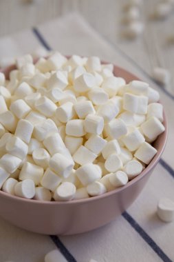 Pembe kasede beyaz mini şekerlemeler, yan manzara. Yakın plan..