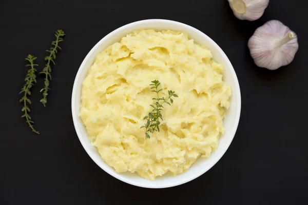 Batatas Trituradas Alho Caseiro Uma Superfície Preta Vista Superior Colocação — Fotografia de Stock