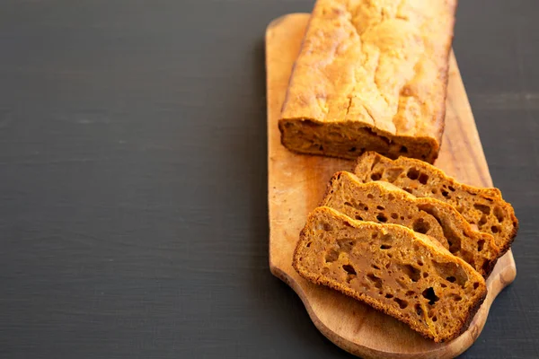 배경에 각도의 나무보드에 메이드 Pumpkin Loaf Bread — 스톡 사진