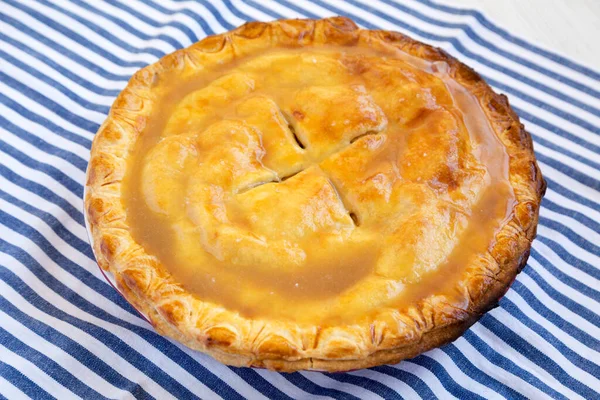 Pie Apple Caramel Asin Buatan Sendiri Segar Tampilan Sudut Rendah — Stok Foto