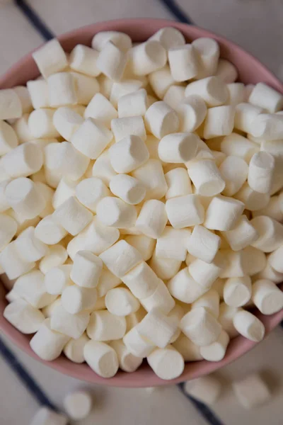 White Mini Marshmallows Uma Tigela Rosa Vista Superior Colocação Plana — Fotografia de Stock