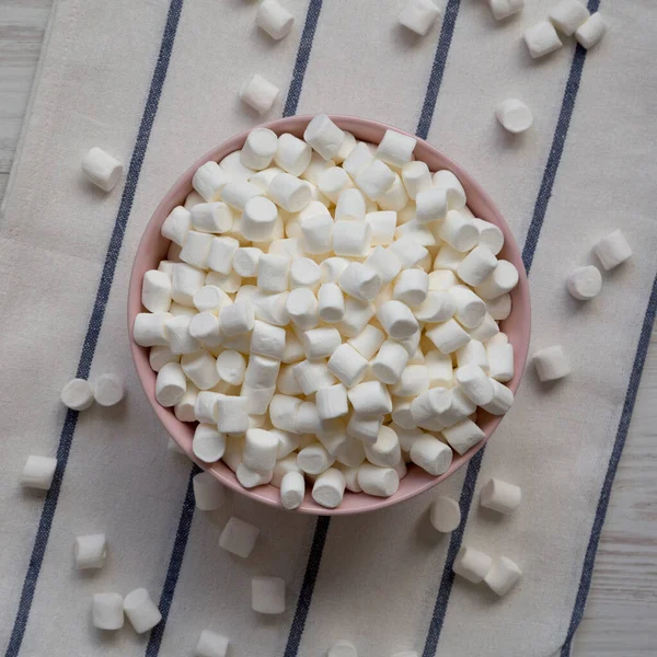 White Mini Marshmallows Uma Tigela Rosa Vista Superior Colocação Plana — Fotografia de Stock