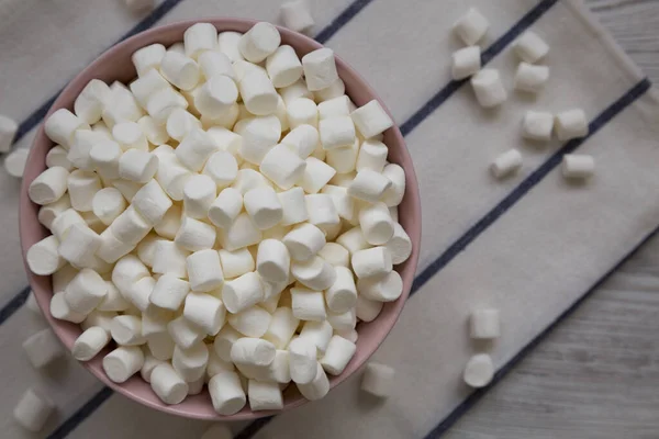 White Mini Marshmallows Uma Tigela Rosa Vista Superior Colocação Plana — Fotografia de Stock
