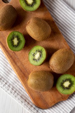 Yeşil Organik Kivi meyvesi, ahşap bir tahtanın üzerinde, üst manzara. Dümdüz, tepeden, yukarıdan. 