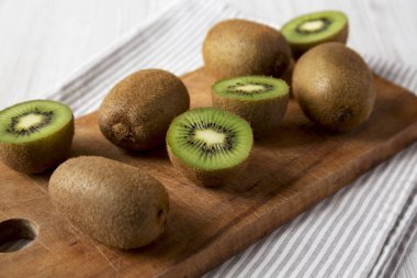 Kırsal bir tahta üzerinde yeşil organik kivi meyvesi, yan görüş. Yakın plan..