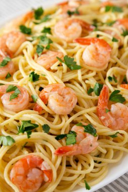 Makarnalı ev yapımı karidesli Scampi. Yakın plan..