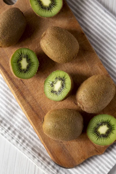 Fruta Kiwi Orgânica Verde Uma Tábua Madeira Rústica Vista Superior — Fotografia de Stock